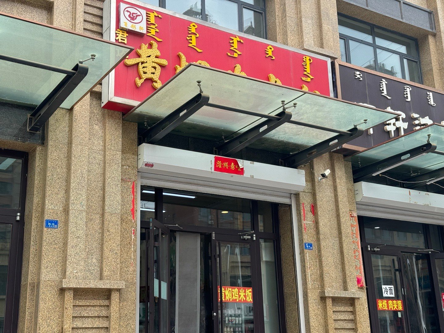 我尼玛恶心吐了，吃个黄焖鸡吃出个疑似蟑螂一样的大虫子，跟个瓜子一样大[吐][吐]