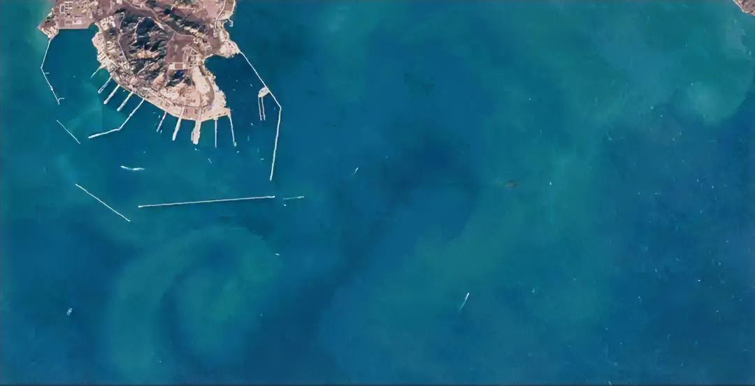 根据国外卫星图显示，2026年1月10日，在中国北方某港口的航母基地内，之前与辽