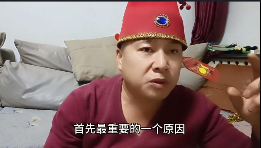 老婆买菜回来，说生鲜超市的小老板最近都赚了三万，卖菜都有些不经心了，她问我，果真