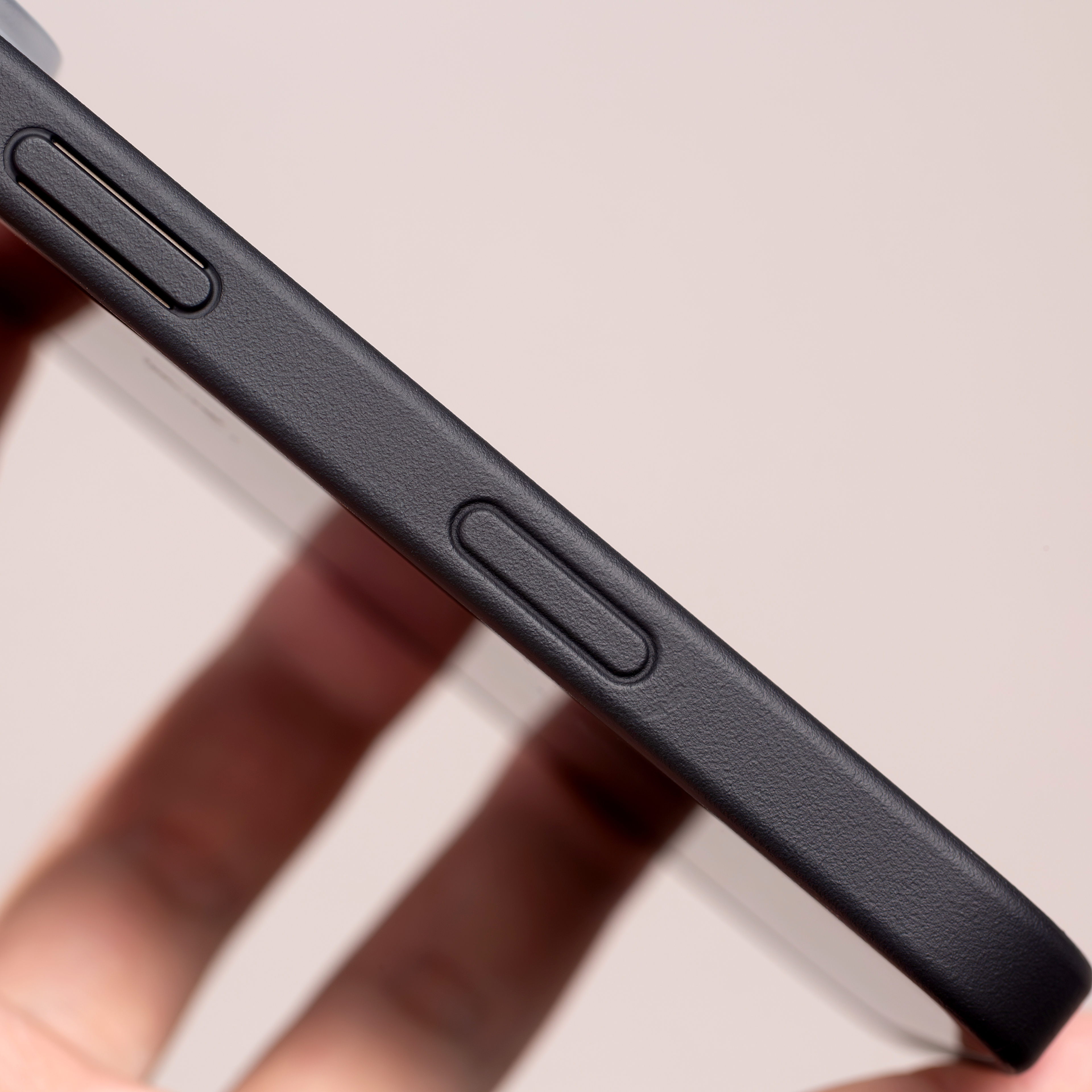 iPhone16Pro 013 磁吸款碳黑到货了，明天中午 12 点上架哦，新上