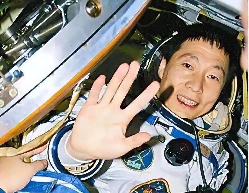十八年过去了，航天英雄杨利伟的军衔依然是少将。很多人为此打抱不平，疑惑他为何没能