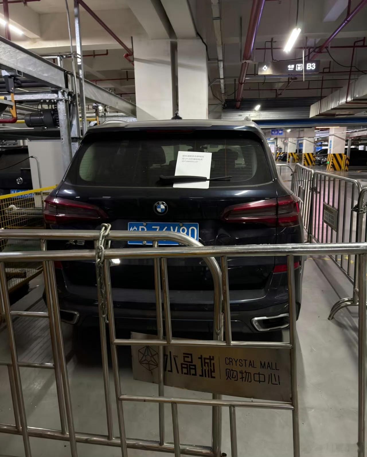 宝马停商场8101小时计费16900元停放接近快一年，这已经算是僵尸车了，什么样