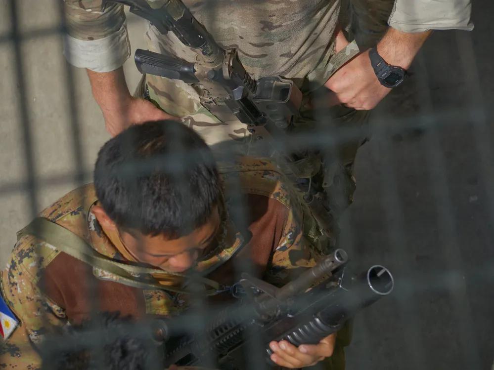 美国与菲律宾，一个喜欢利用，一个喜欢被利用。
美国空军少将、华盛顿国民警卫队副官