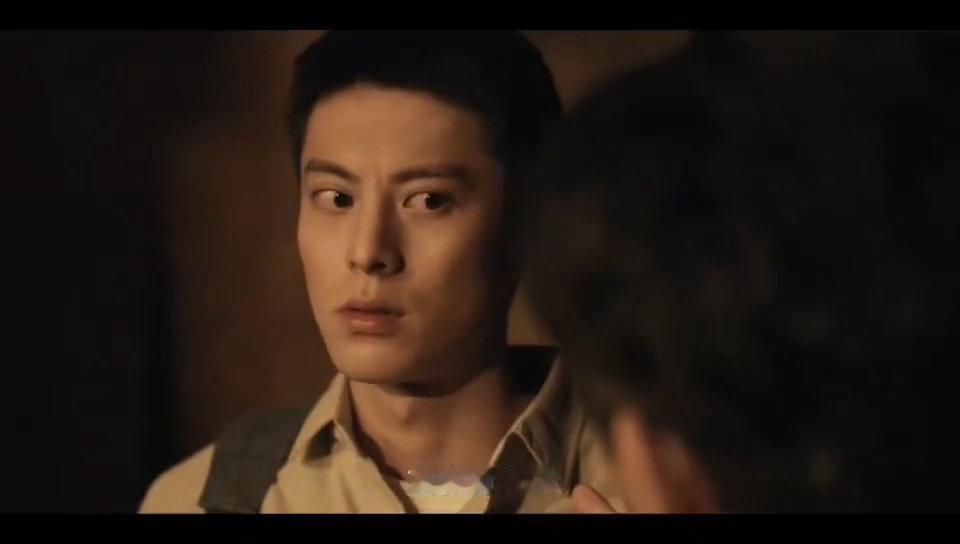 王鹤棣潘粤明2打22潘粤明王鹤棣俩人打了一个排 老何装醉那几步路走得跟踩棉花似的