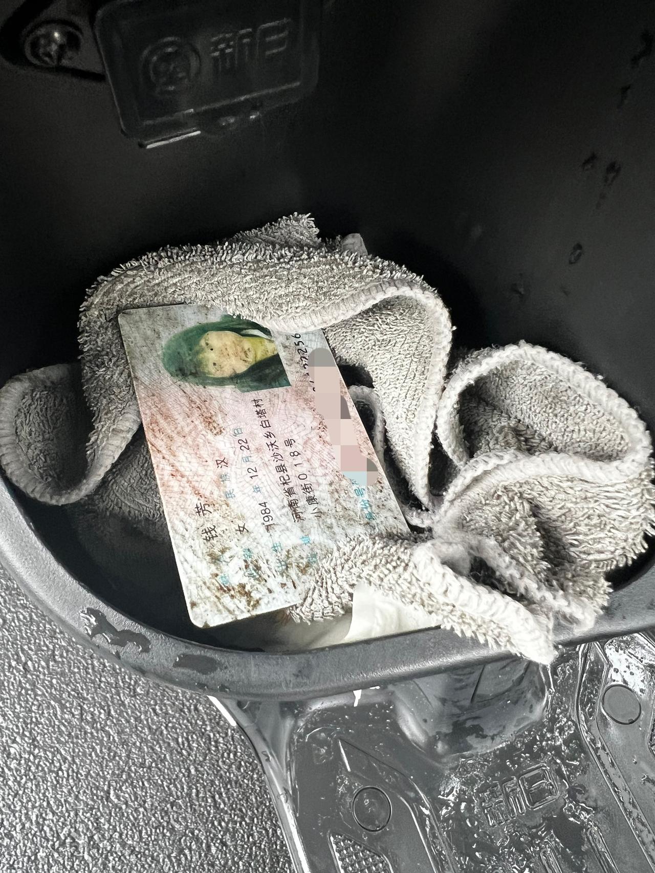 捡到一张身份证，有认识的转告一下，在上师大附小谷阳北路校区路边捡到的！