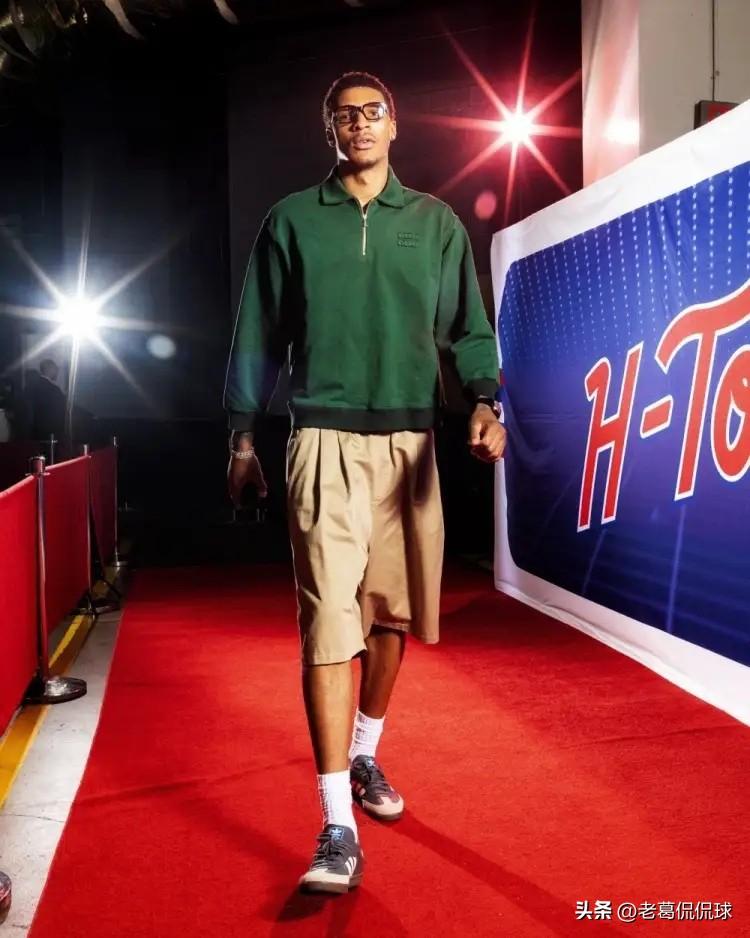 火箭大将小史密斯真是彻底的迷失了！在今天进行的火箭和雄鹿的比赛中，目前两队的上半