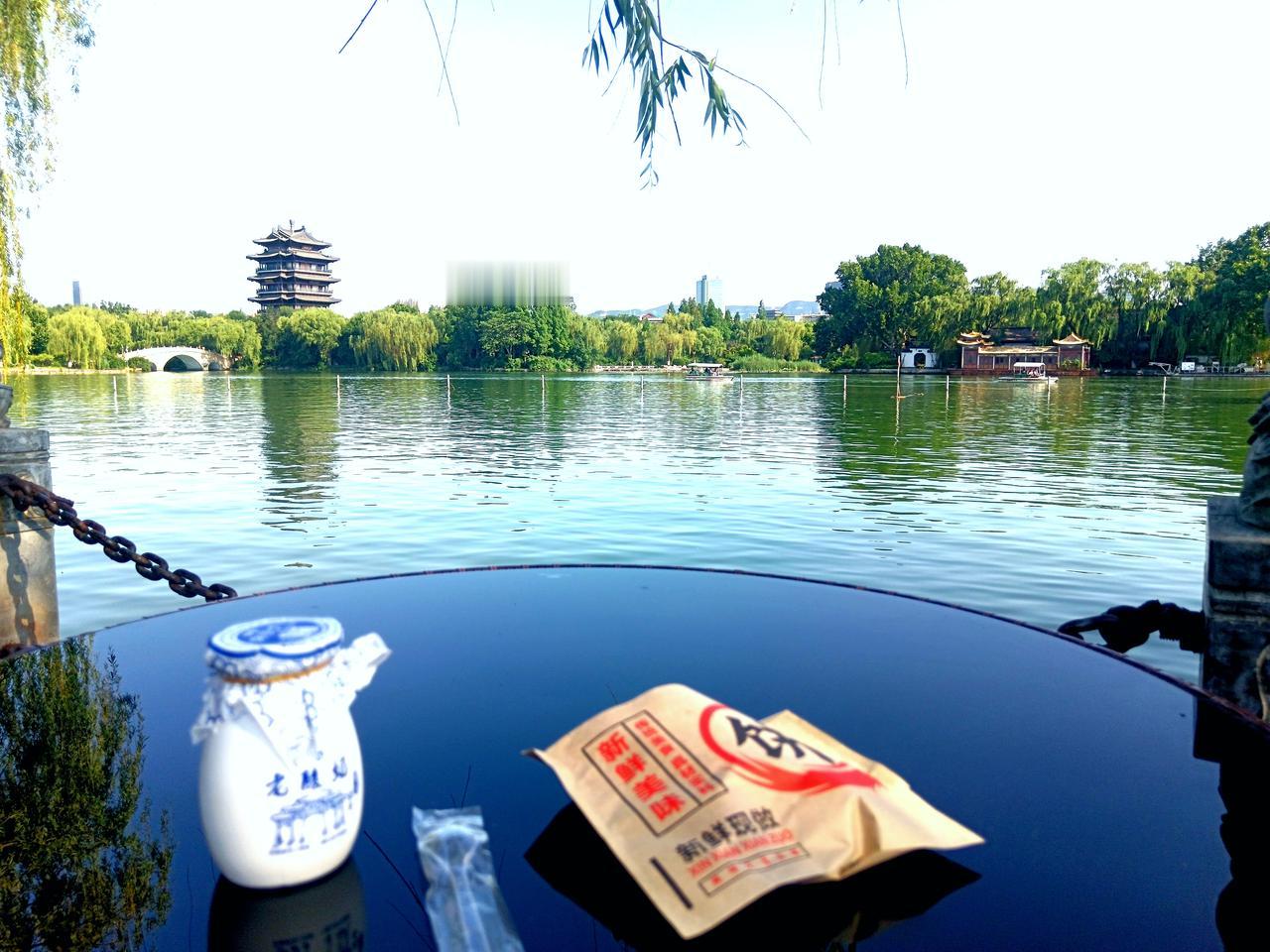 上联：屋内杯酒热！请您续下联～窗前月色凉。