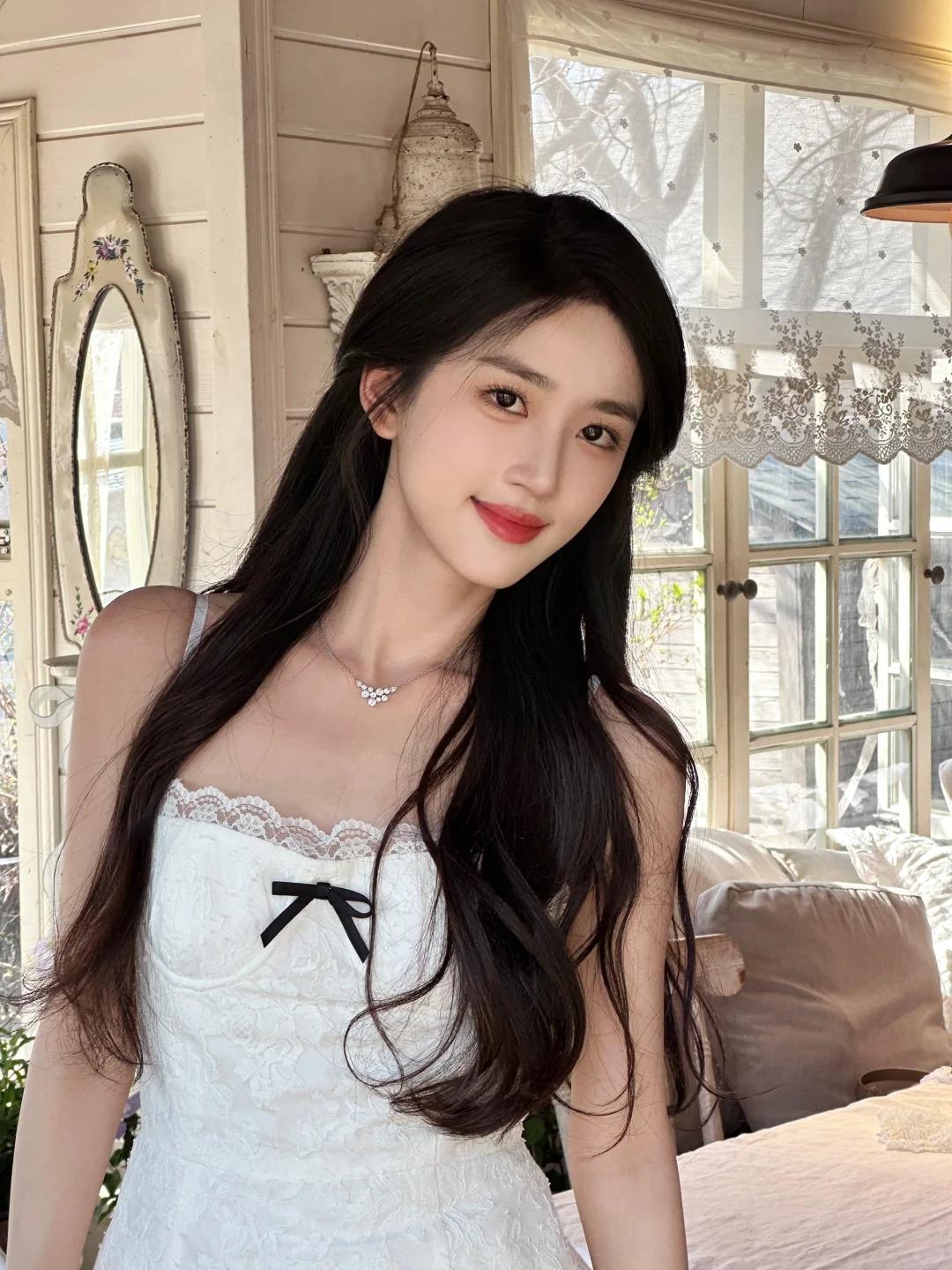 乖巧可爱的05后学生妹一枚，鼻子的线条如溪间青石的棱边，流畅挺直却不生硬，光线下