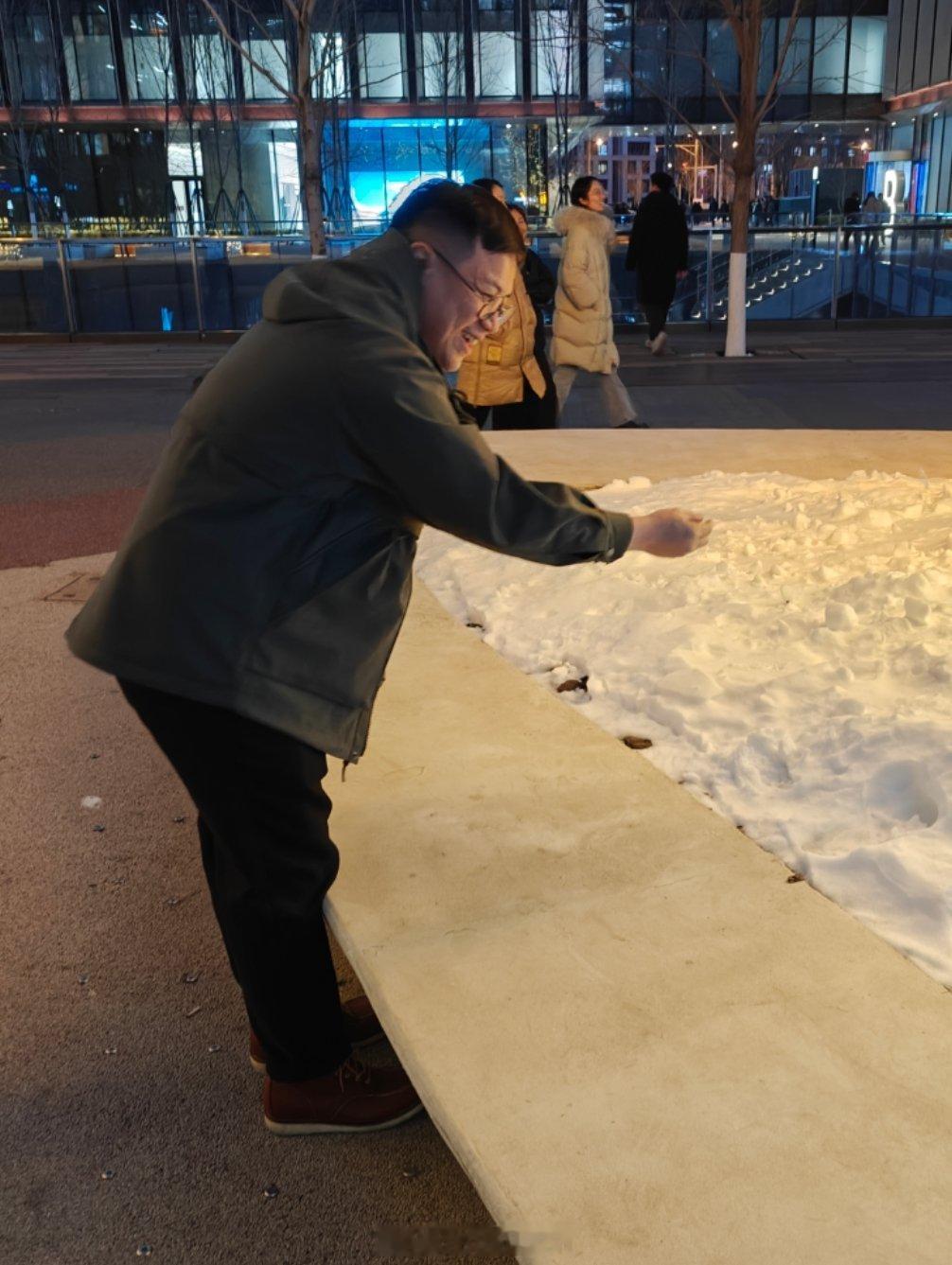 符合广东人直觉的举动——见到干净的雪就想上手 or 上脚  ​​​