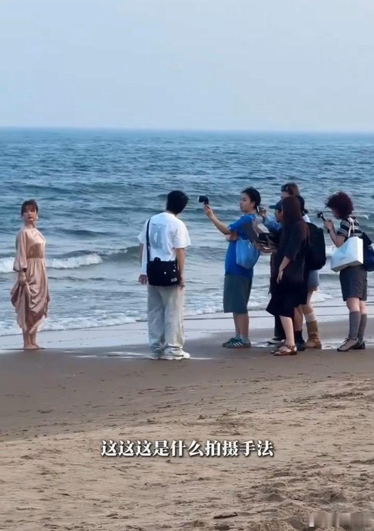 网友阿那亚偶遇吴昕路人偶遇名场面来了！在阿那亚海边看到专业拍摄团队，一开始还以为