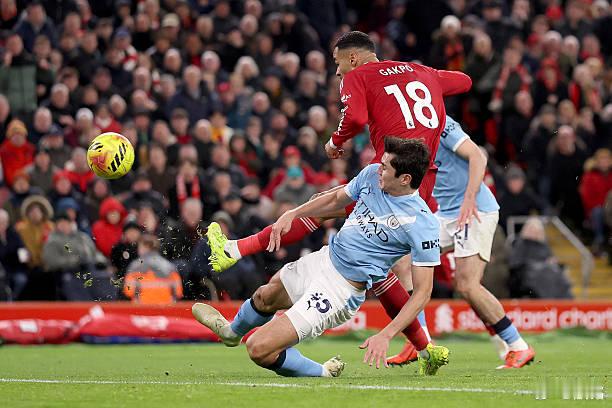 利物浦vs曼城 胡桑诺夫是在用生命在防守。乌兹别克斯坦小伙子硬啊，被自己门将多纳