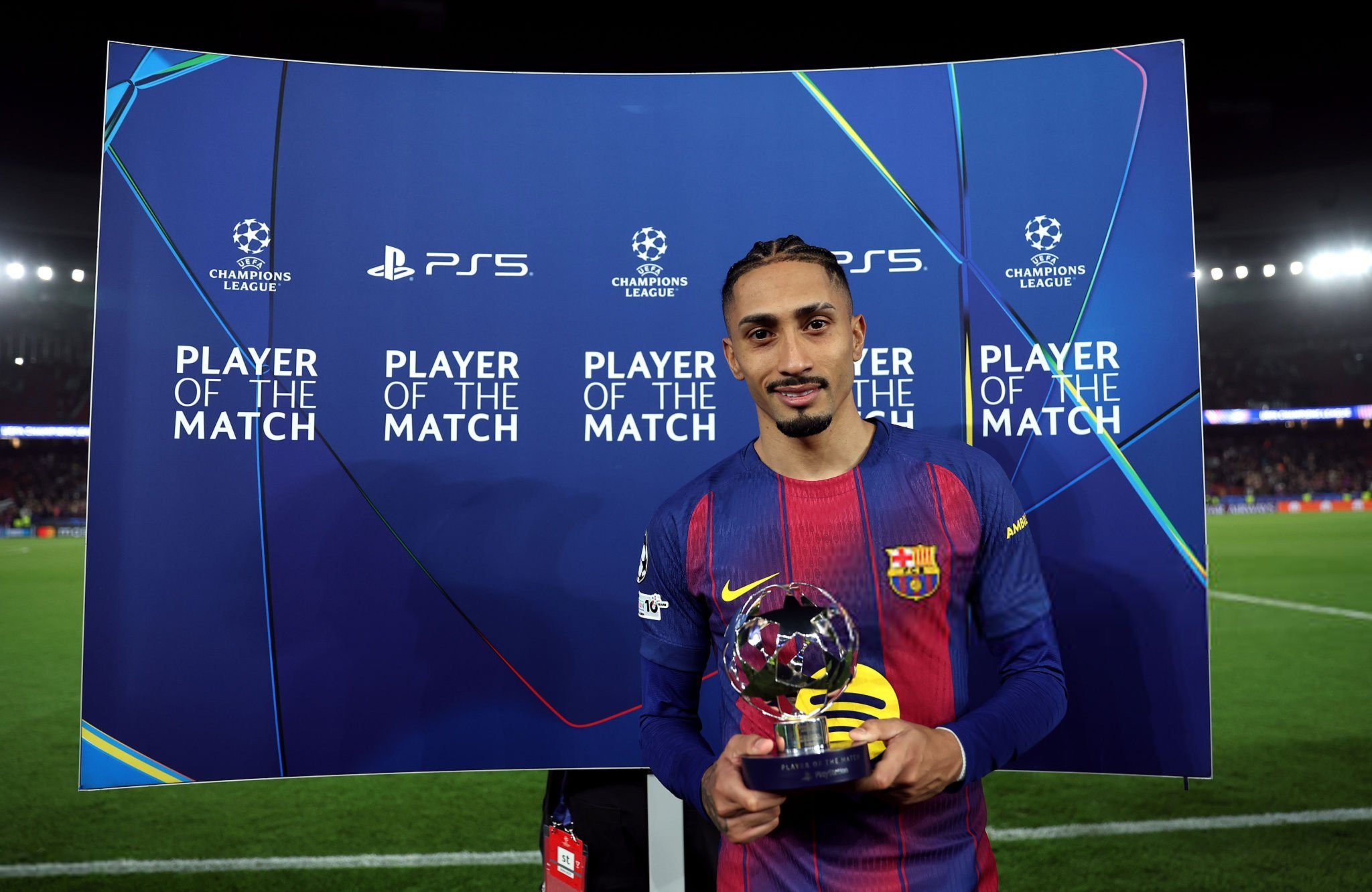 现在你需要一个额外的房间来放置最佳球员奖杯。拉菲尼亚：“我很高兴，但如果没有我的