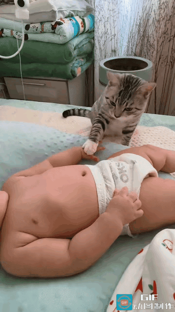 真是操碎了心！！山东一位妈妈早上给宝宝换完尿不湿就去丢垃圾，只留宝宝穿着纸尿裤躺