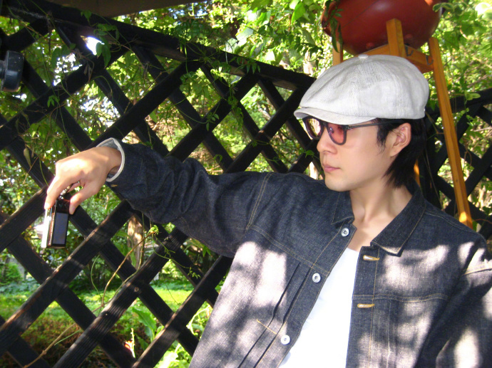 韩东君牛仔穿搭随拍韩东君牛仔穿搭随拍更新，牛仔外套搭配复古报童帽，简约白内搭丰富