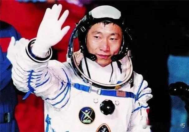 杨利伟降落地球后，为何再也没重返太空？
 
2003年10月15日，杨利伟乘坐由