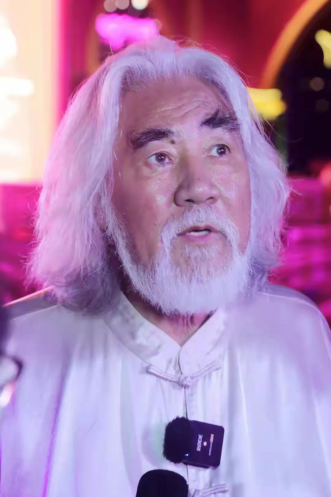 不是不报，时候未到。这不，白胡子老头儿的报应来了！
前妻的公司精准锚定张老头儿，