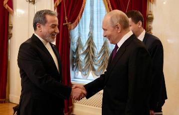 普京：全世界都钦佩伊朗人民抵抗美国

伊朗外交部长阿拉格齐 27 日表示，俄罗斯