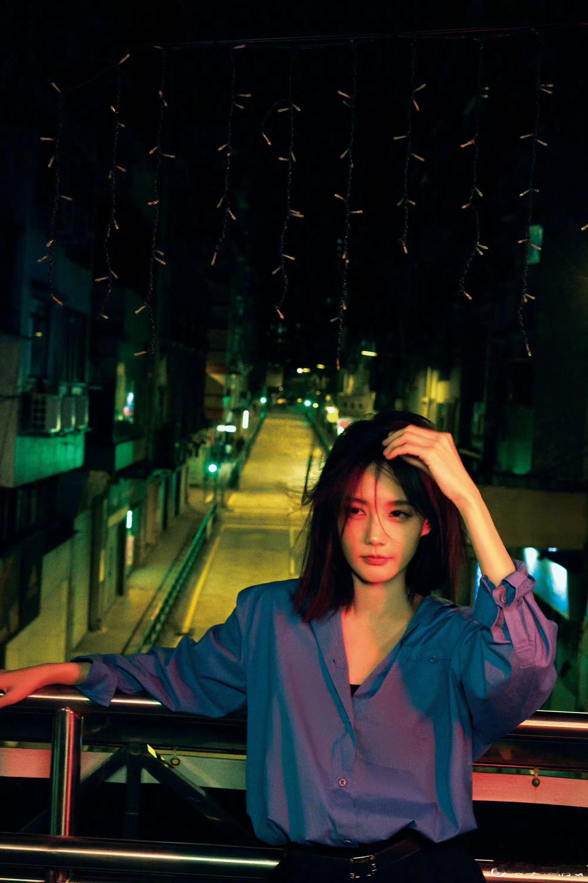 #李一桐港风穿搭# 李一桐这几张照片有电影的既视感了[打call]昏黄的灯光，恰