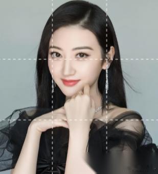 主持人问景甜:“景甜是你的艺名吗？”景甜摇头:“不是，景甜是我的真名。”主持人问