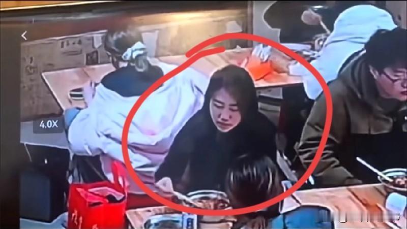 美女你是不是闲的，人家就吃个螺蛳粉，没招你没惹你的，
为啥往人家帽子里倒螺蛳粉汤