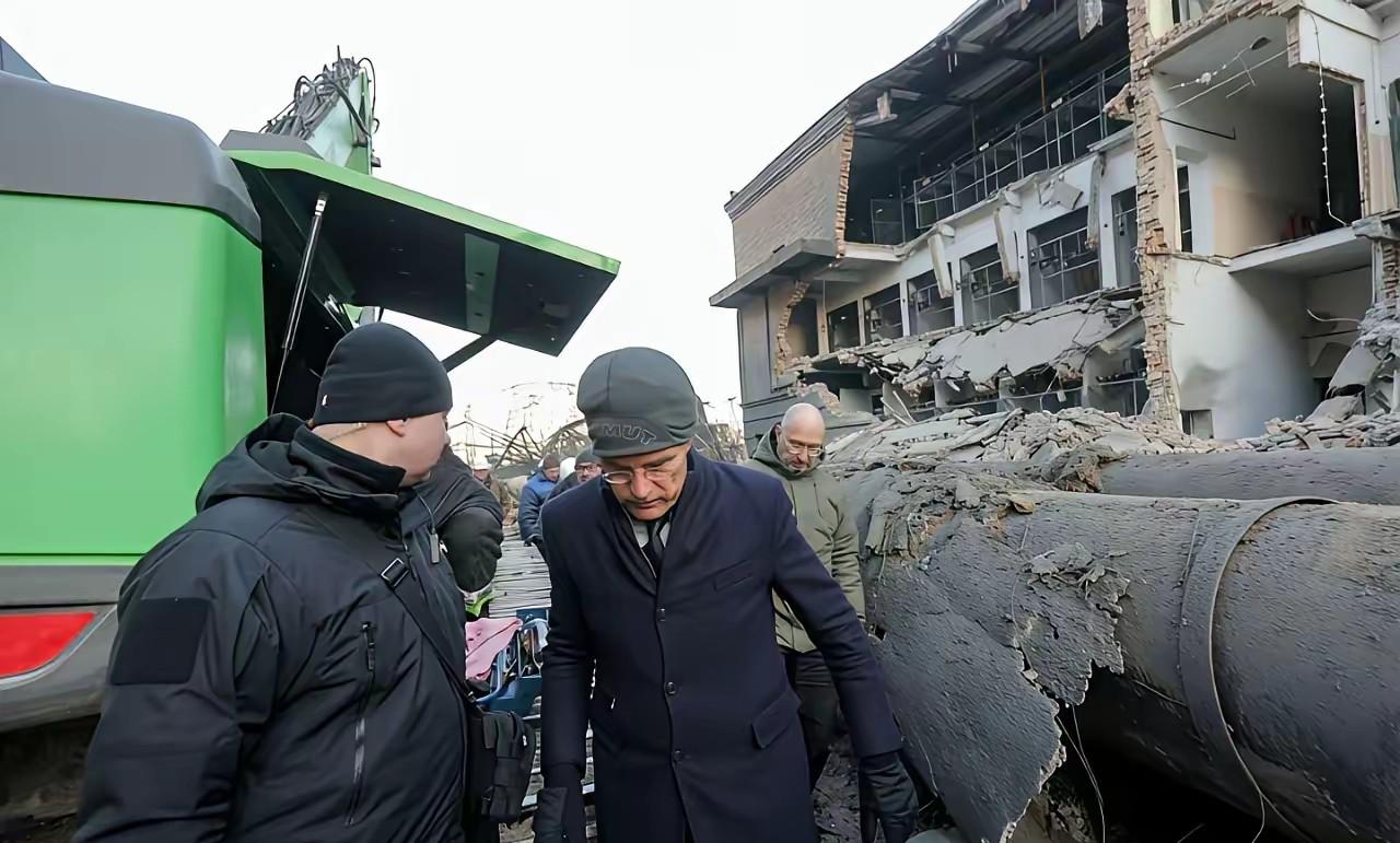 北约秘书长吕特又跑到乌克兰访问去了，结果刚到基辅，就被泽连斯基拉着去看被炸毁的电