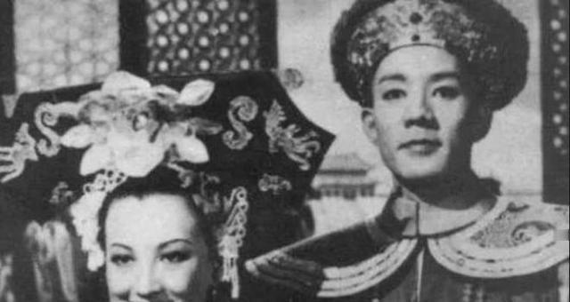 1888年，53岁且单身27年的慈禧准备去看戏。不小心被侍卫那尔苏撞了一下，她一