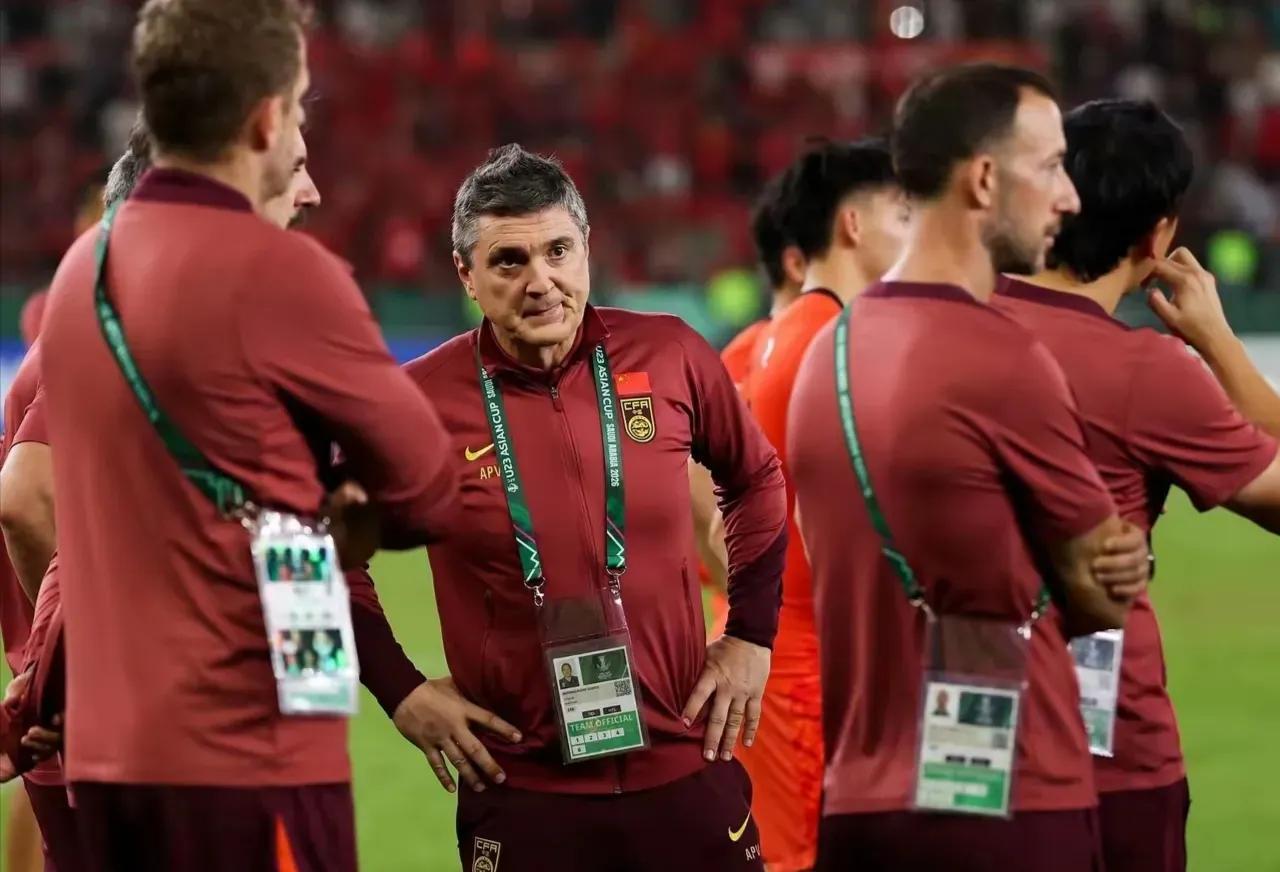 安东尼奥在赛后发布会上说：“当终场哨响，看着日本队捧起冠军奖杯时，我在场边站了很