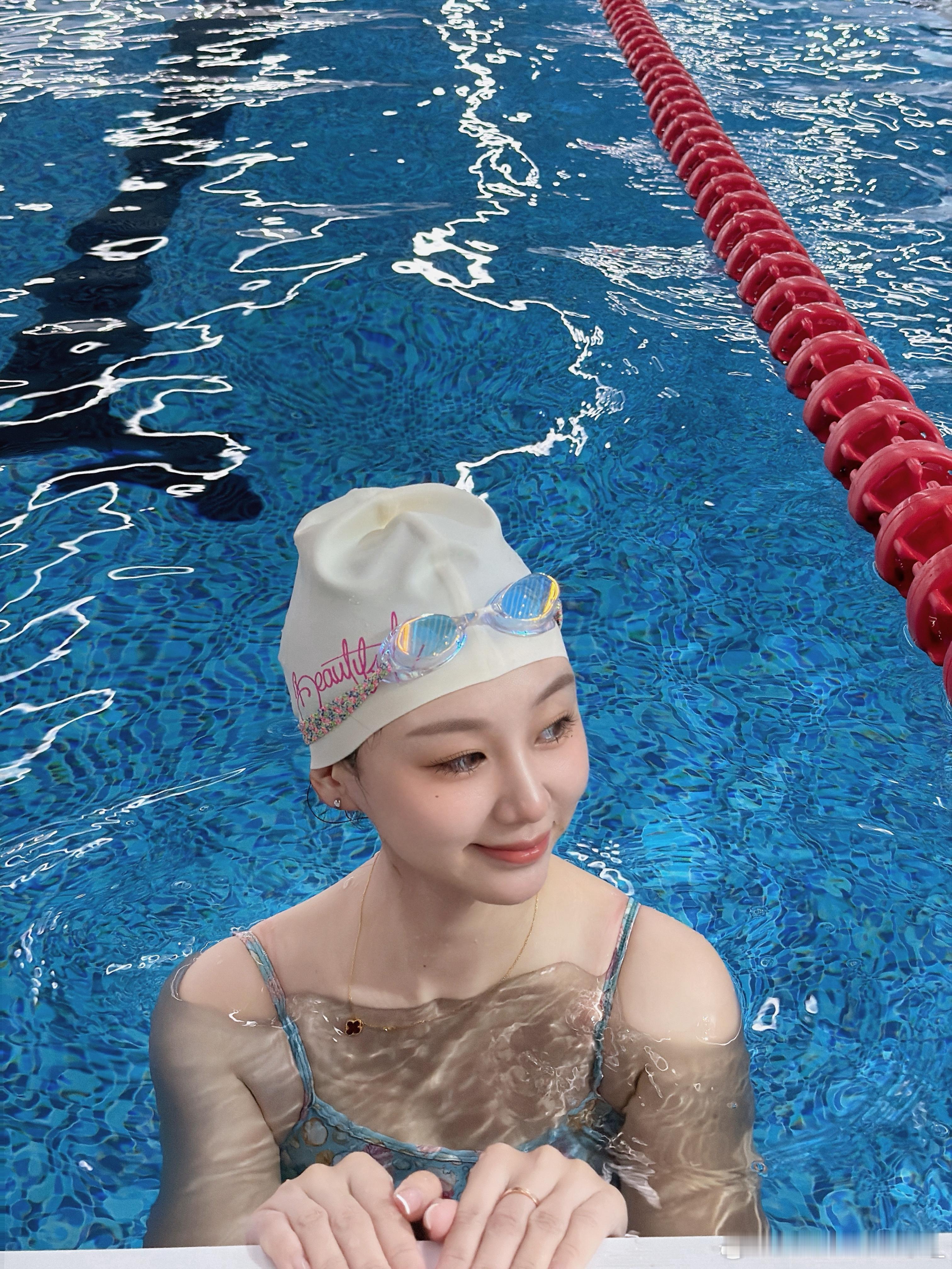 你只管放松 水会托举你 世界也是～ 