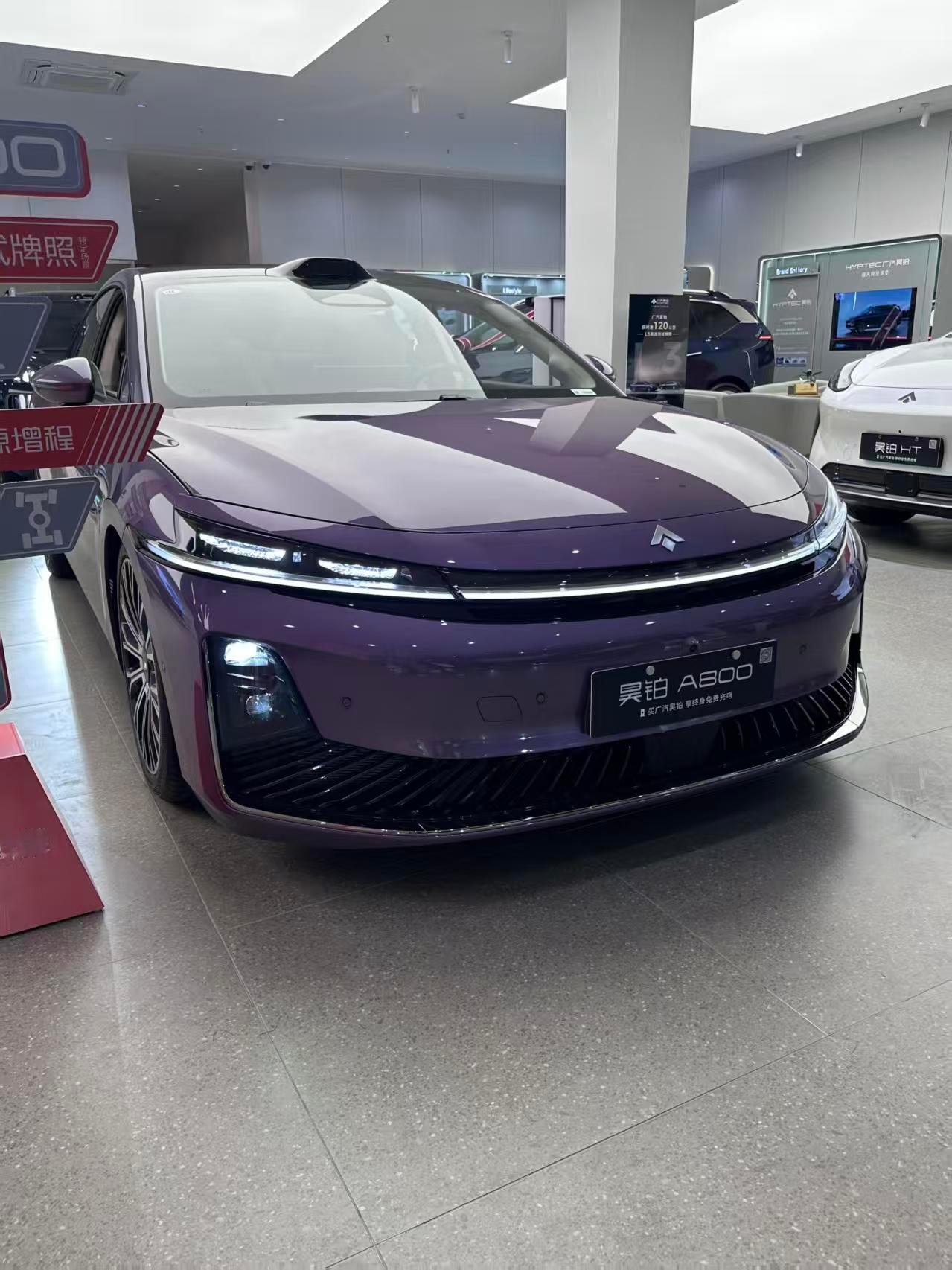 后排中央有个“智慧中岛”，一键就能把五座变成带独立扶手的四座模式，商务接待挺有面