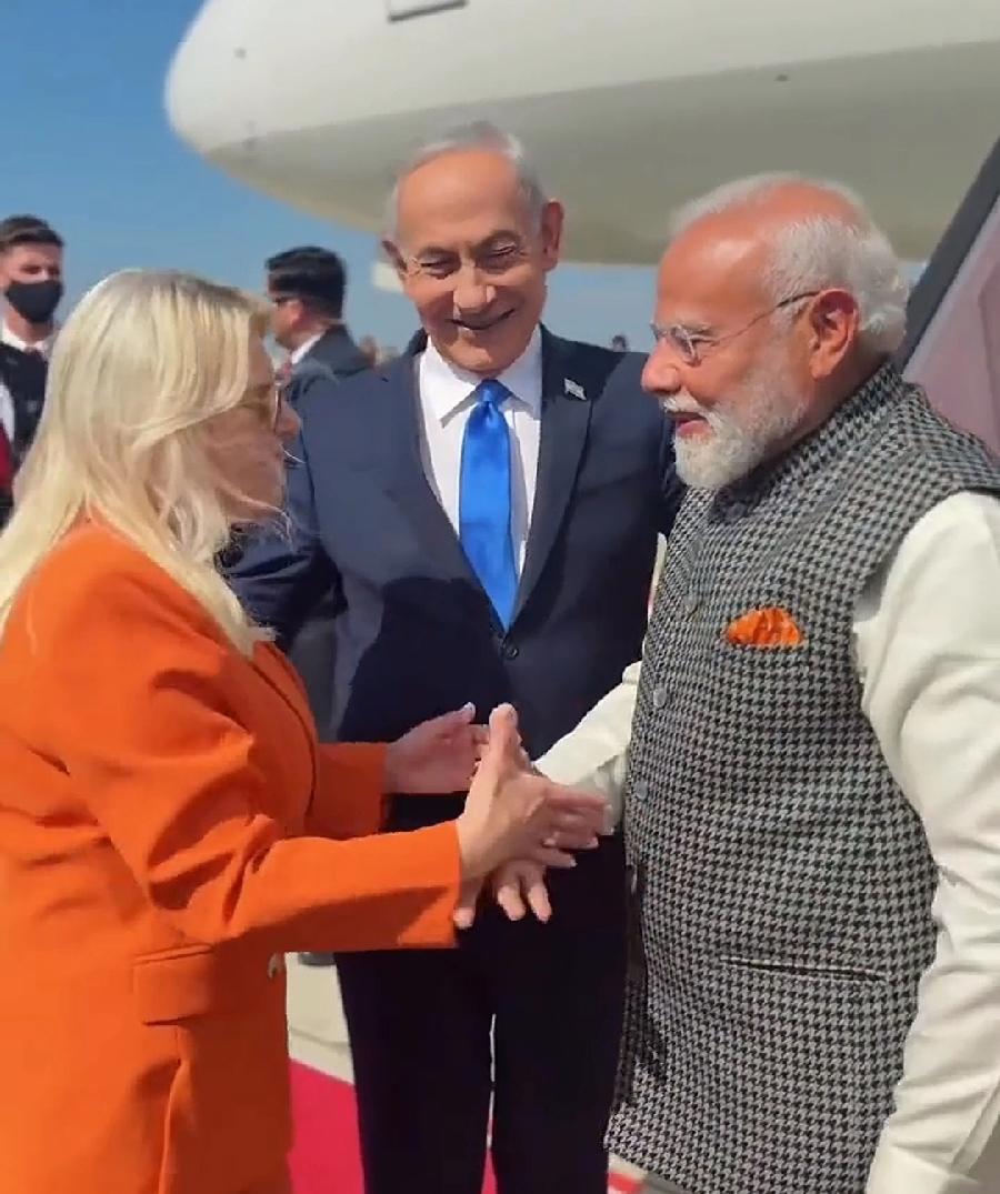 莫迪访问以色列，内塔尼亚胡夫妇，一起到机场迎接！这规格第一次见！莫迪的面子太大了