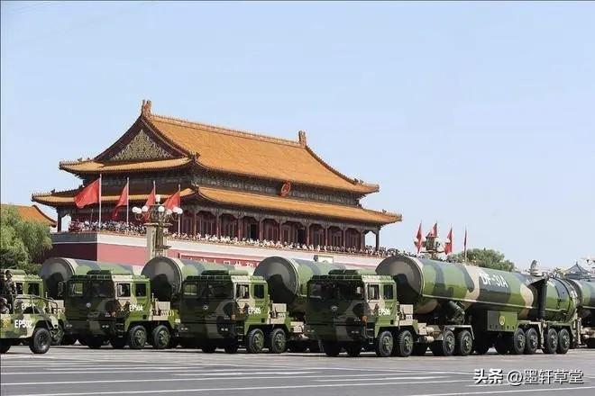 日本为何一边扩军一边请求中国松绑
 
日本当下一边大幅突破战后防卫框架、持续推进