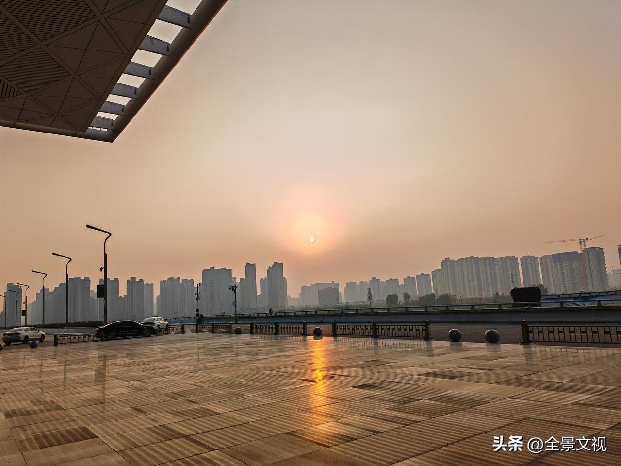 一会儿要坐高铁去天水了，没有别的原因，就是去给20年前的老部下的儿子结婚贺喜。