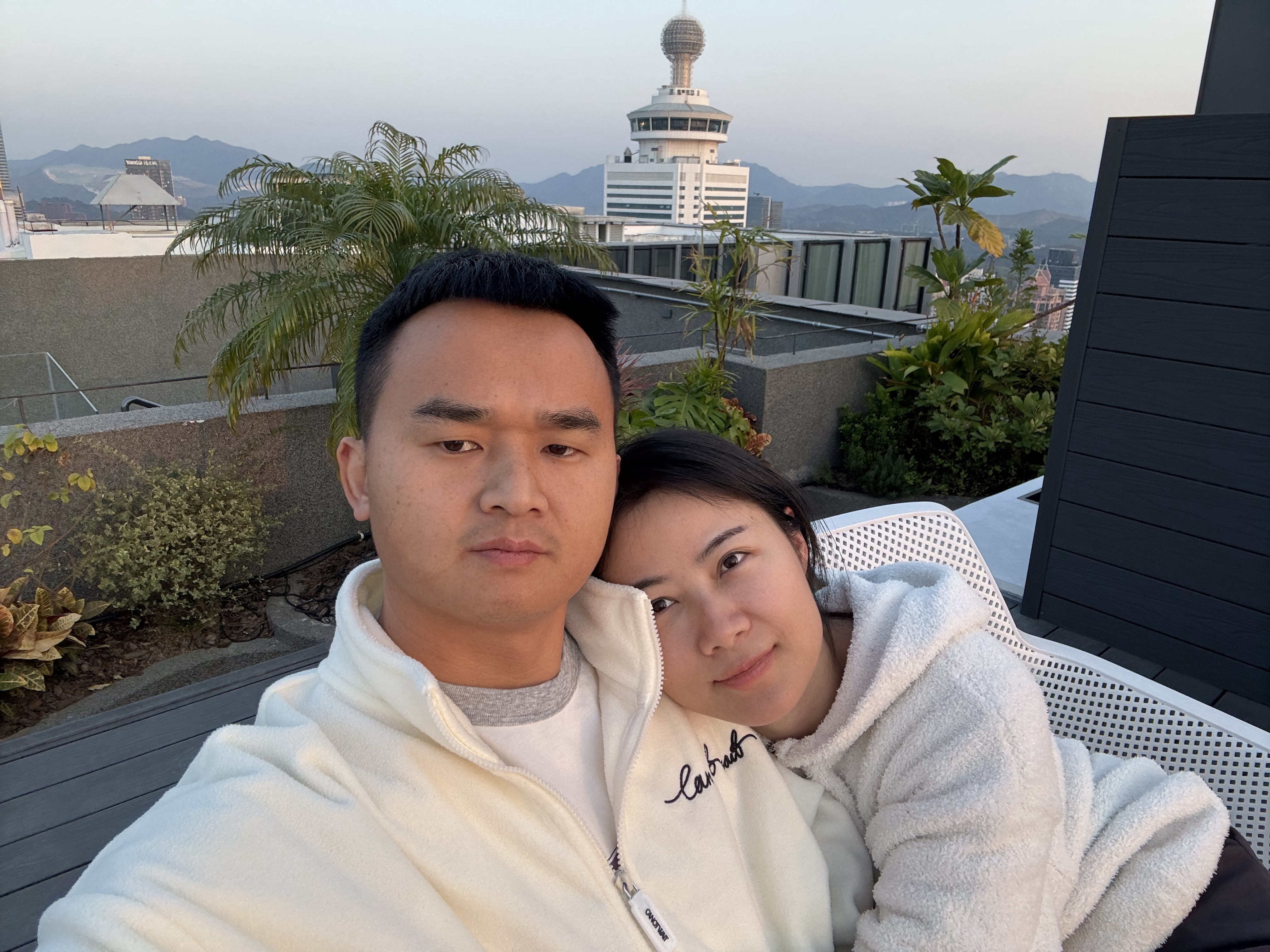 刘欣说，她能想到最浪漫的事就是跟我一起看日落。[泪]  
