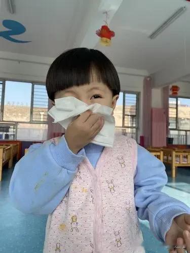 家长们呀，小儿过敏性鼻炎，不要只去关注、压制症状，这样是不对的！
 
孩子过敏性