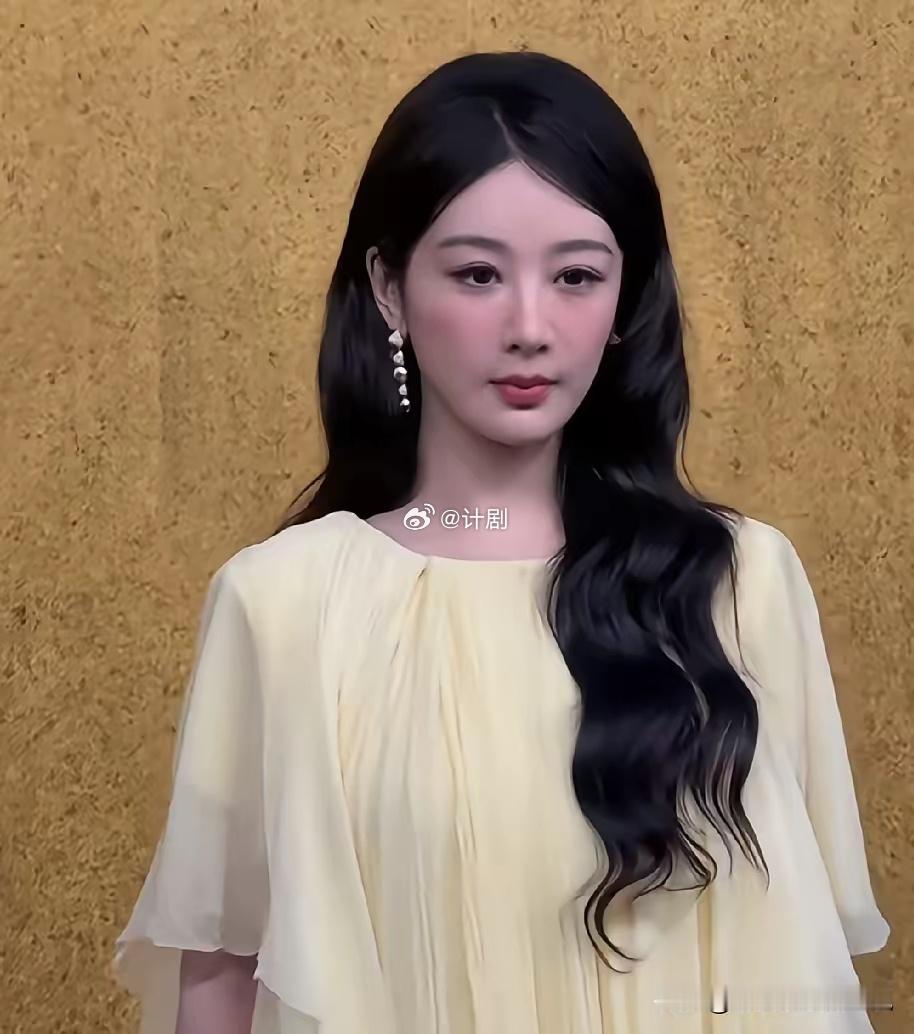 vouge盛典，杨紫穿的像大姨，刘亦菲高低眉明显，张婧仪黑成非洲人，白鹿撞脸鞠婧