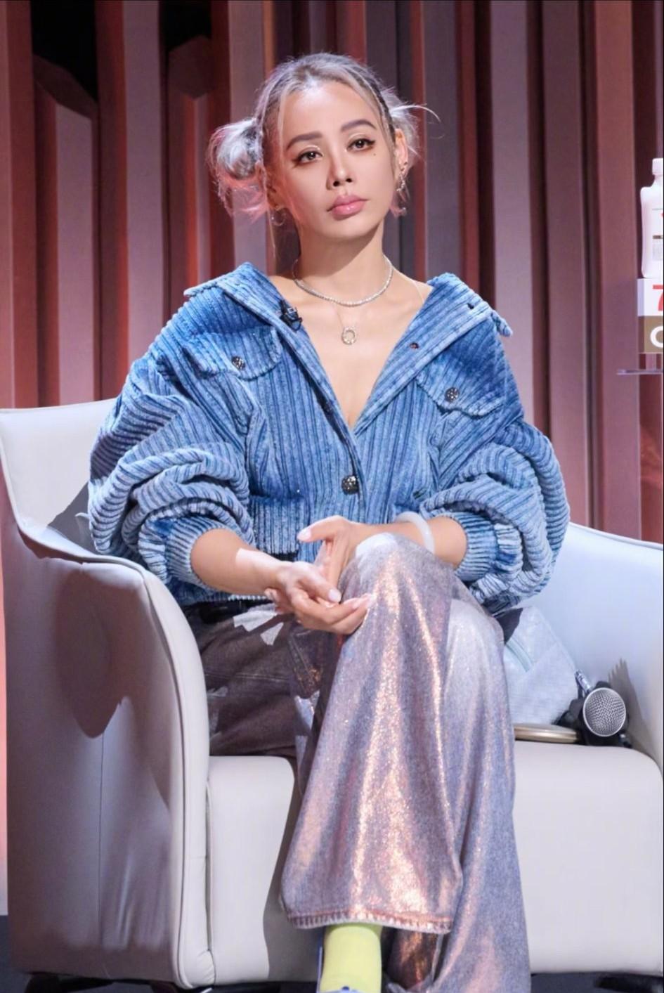 符合所有中年“美少女”标准的宁静，
乍一看以为是蔡依林，
当然她已经奔6了，算是