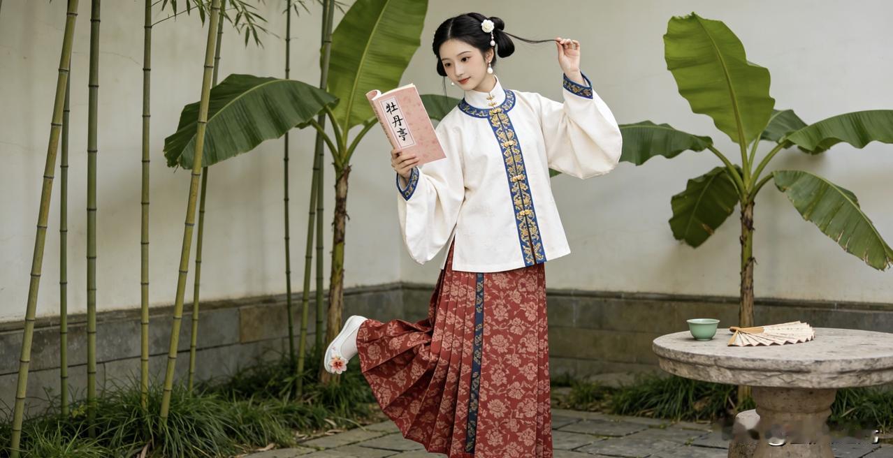 如何让汉服从“小众爱好”变成日常穿搭选项呢？需要走“降门槛、融场景、造氛围”的路