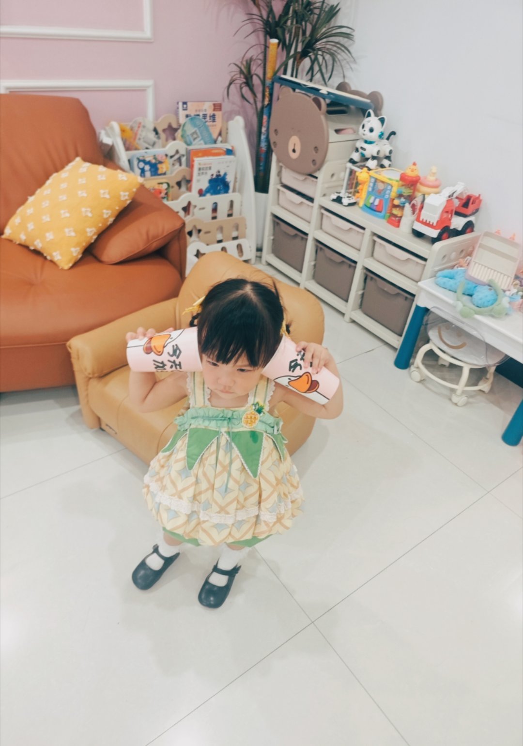 女儿：耳机！（大声） ​​​