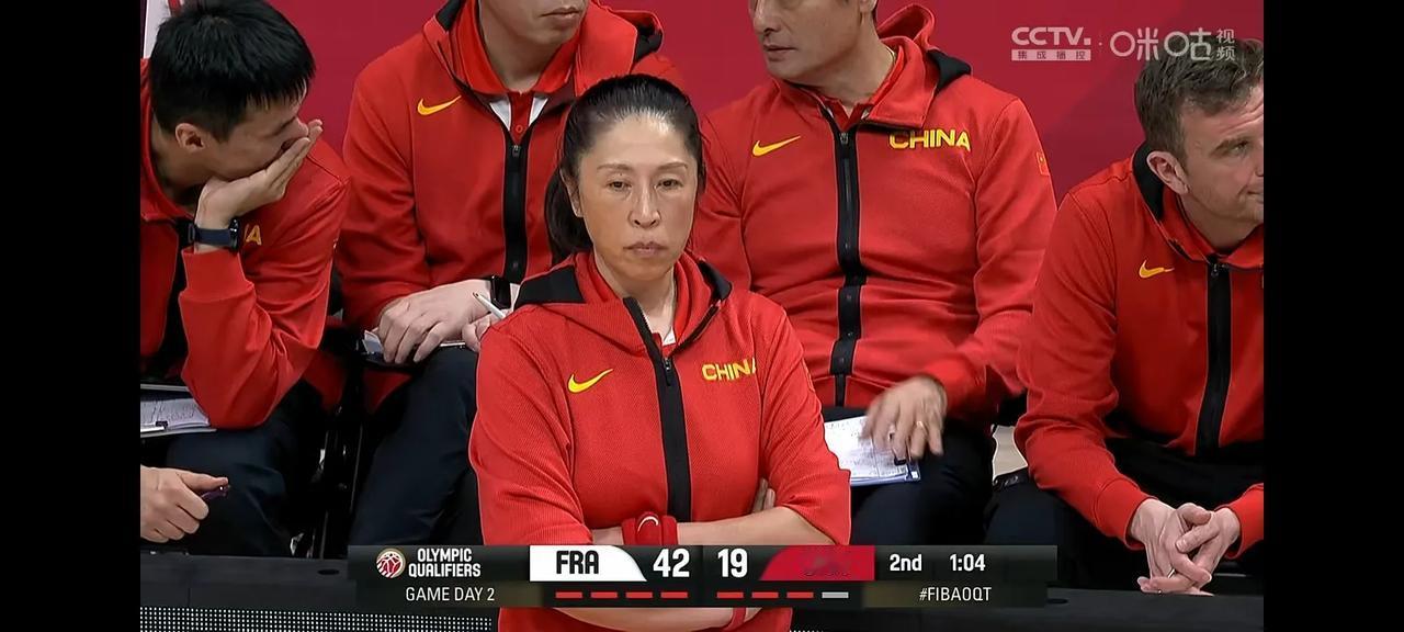 女篮半场落后20分，不是睡不醒，郑微也没责任，女篮春节添堵要挨骂

中国队打得太