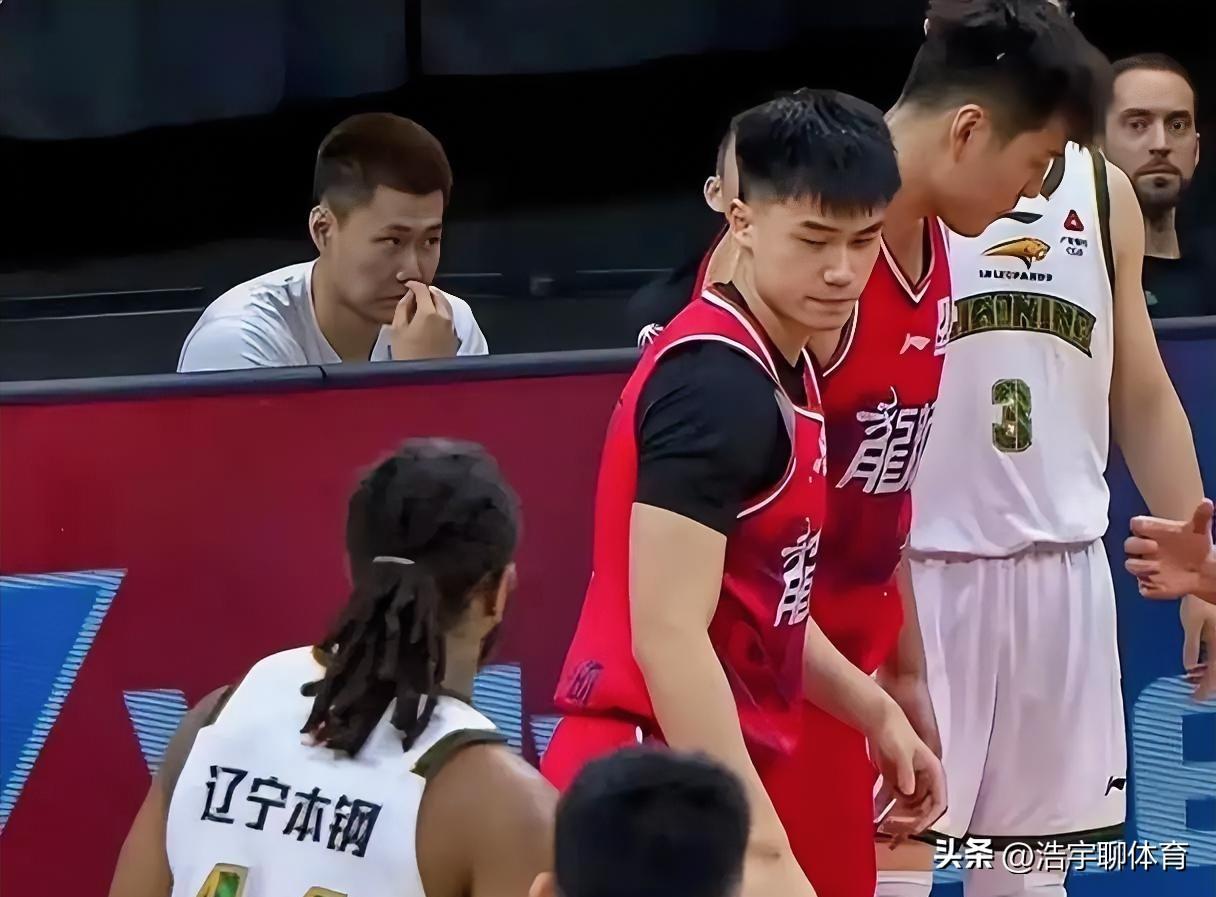 辽篮新消息，曝实力外援即将加盟，哈维和威尔斯都有可能被裁，球队无意更换主教练。