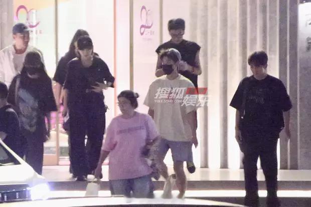 杨洋与好友聚餐吃火锅路透图 ​​​