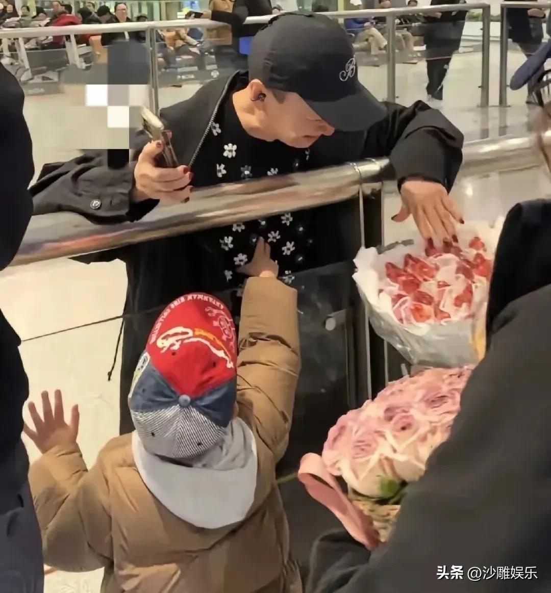 宋丹丹，被儿媳“拿捏”了！

这温馨又好笑的一幕，就发生在近日的北京机场。要说宋