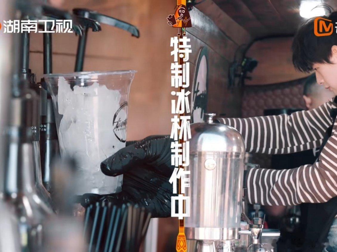 翟潇闻[超话]翟潇闻眼里好有活一男的翟潇闻不愧是呆过两季的男人，眼里全是活啊，送