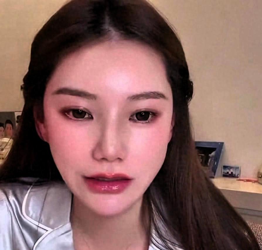 小梅直播吃吃吃，烤鸭突袭那点事
小梅在直播，吃孕妇营养餐呢，米饭真香。突然小汪说