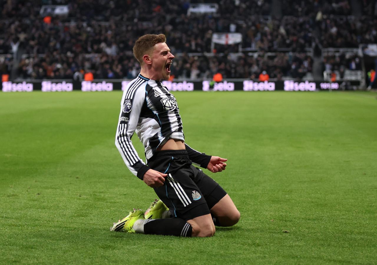 喜鹊永不言弃
纽卡三度落后三度扳平，最终读秒绝杀利兹联：
◉ 32’ 纽卡斯尔联