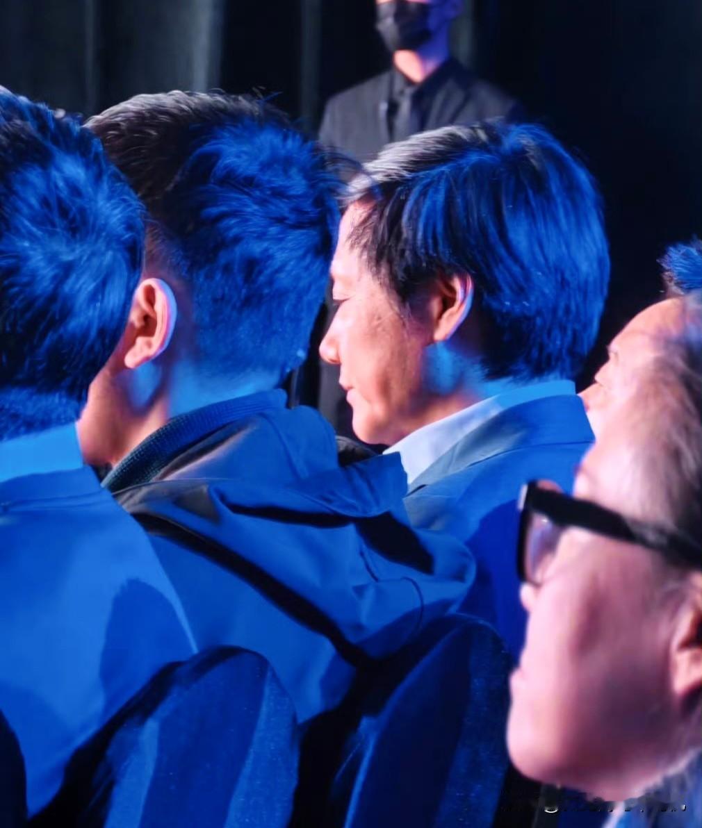 肉眼可见的疲惫，心痛雷总，硬生生把一个人搞抑郁了，就这种氛围怎么出得了百年企业。