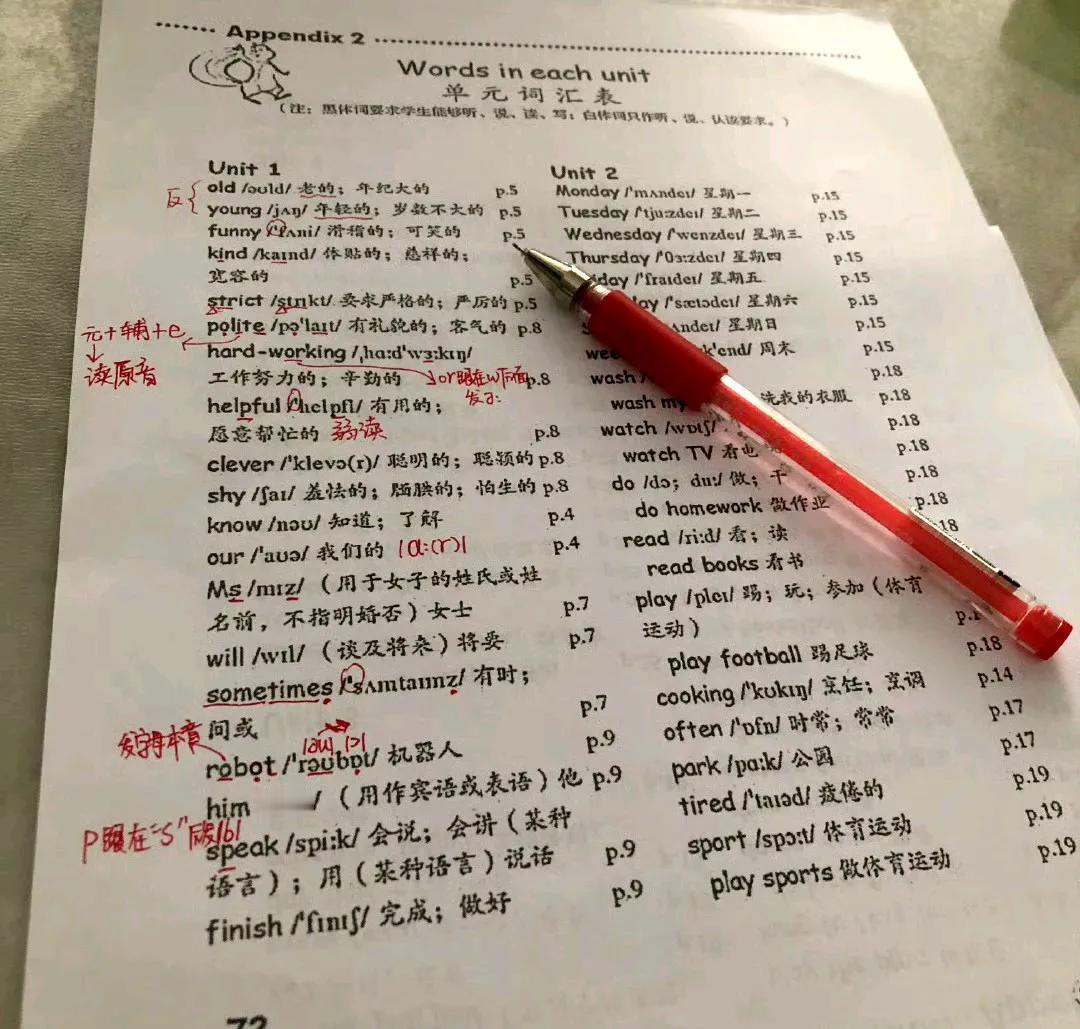 看到儿子国庆在家看书，很欣慰。

