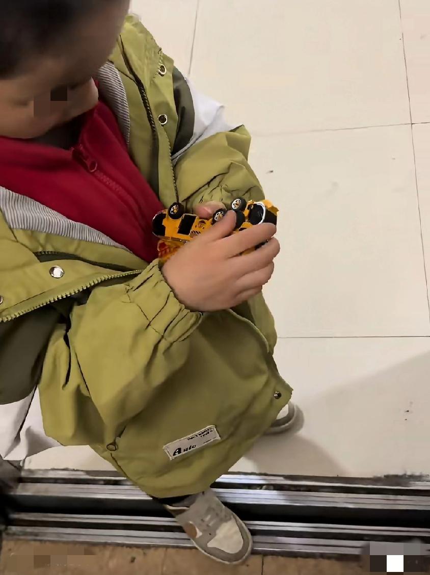 合肥一小区，上班高峰期电梯被熊孩子卡住不让走，说要等他妈妈……
几天过后又碰到这