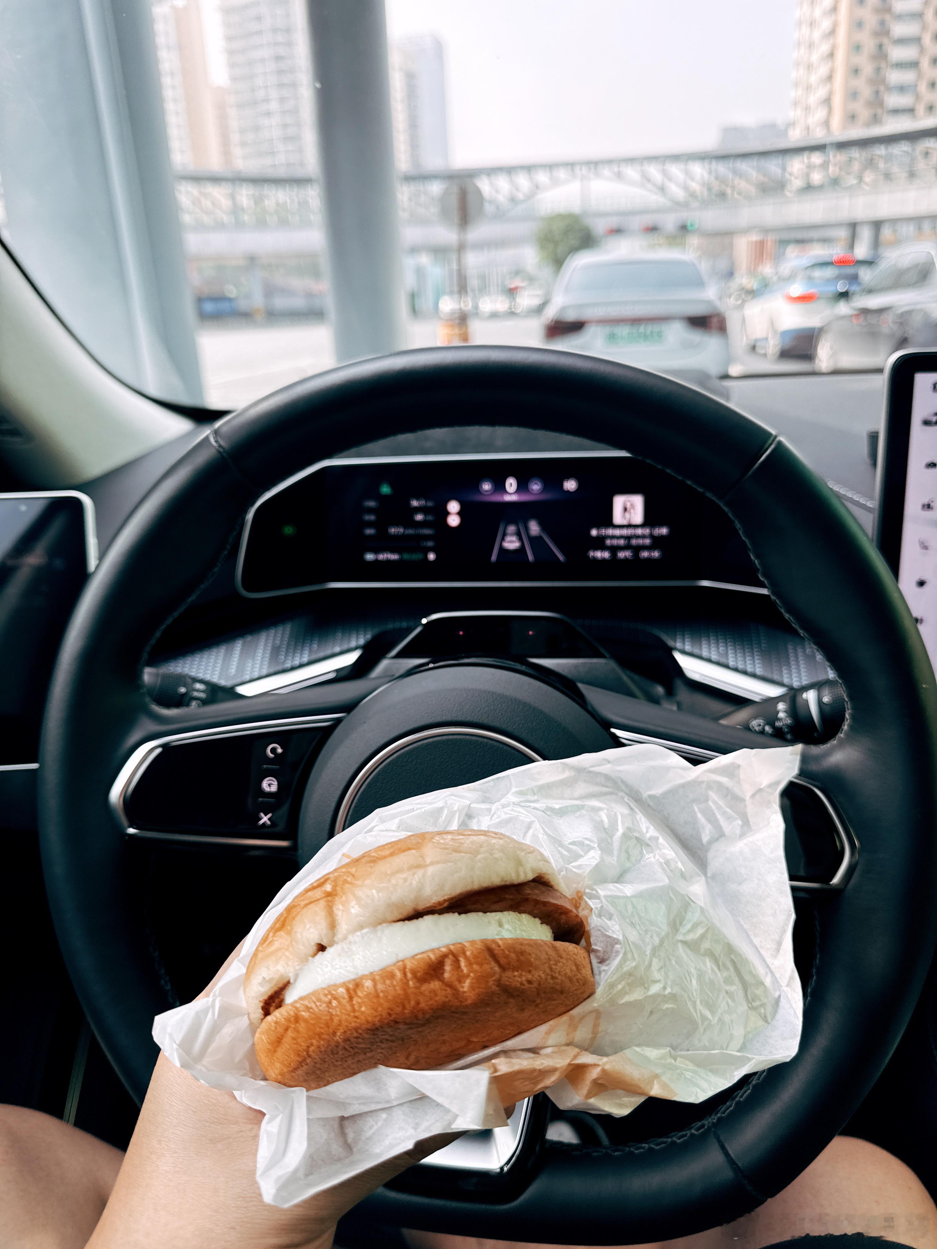 今天已经吃了两顿麦当劳了也不是多爱吃在工作密集 要赶场的时候麦当劳确实是几乎首选