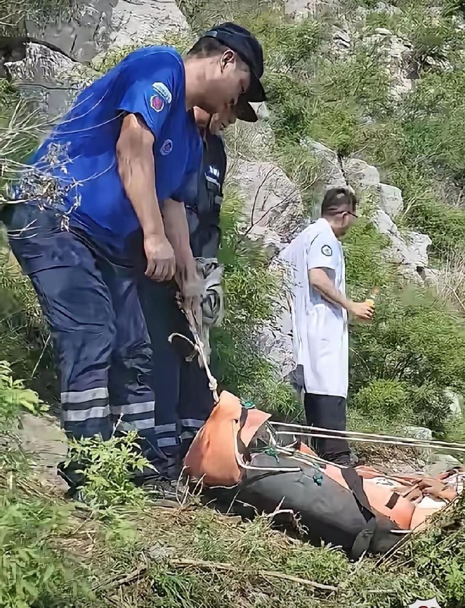 两个亲哥哥把程梦圆最后抬回了家，手足情深。有两个哥哥真好，程梦圆从小就有两个哥哥